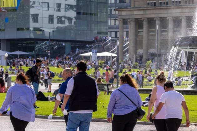 Stuttgart geht aus. Nach weiteren Öffnungsschritten sehnen sich die Menschen nach Normalität. Geschäfte und Restaurants haben wieder geöffnet. Rund um die Einkaufsstraße Königstraße und Schloßplatz herrscht buntes Treiben. 12.06.2021: DEU, Deutschland, Baden-Württemberg, Stuttgart.