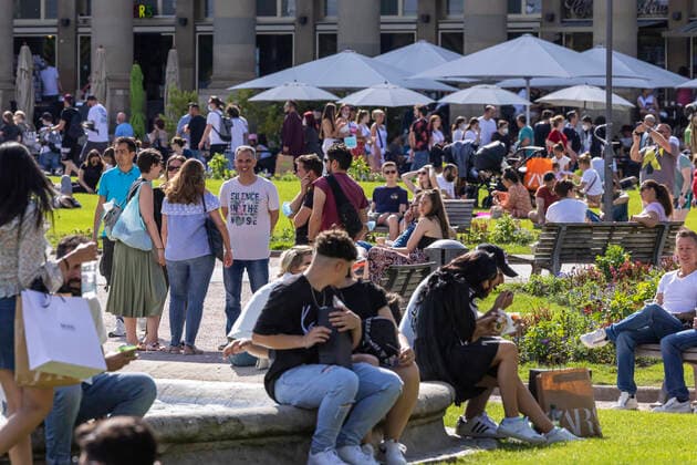 Stuttgart geht aus. Nach weiteren Öffnungsschritten sehnen sich die Menschen nach Normalität. Geschäfte und Restaurants haben wieder geöffnet. Rund um die Einkaufsstraße Königstraße und Schloßplatz herrscht buntes Treiben. 12.06.2021: DEU, Deutschland, Baden-Württemberg, Stuttgart.