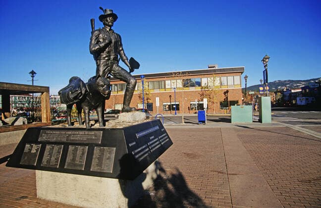 Goldgräberstatue in Whitehorse der Hauptstadt des Yukon Territories, Kanada McPSBA