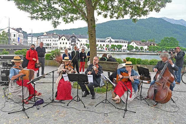 Entertainment Bilder des Tages Zweiter von vier Teilen der Veranstaltung Hausmusikroas , mit heimischen Volksmusikanten, auf Plätzen des Ortes Gmunden, im oberösterreichischen Salzkammergut, im Rahmen der Salzkammergut Festwochen Gmunden 2021, am 12.06.21. Das Bild zeigt die Köcker Musi aus Ohlsdorf, am Museumsplatz in Gmunden 2021 - Zweiter von vier Teilen der Veranstaltung Hausmusikroas , mit heimischen Volksmusikanten, auf Plätzen des Ortes Gmunden, im oberösterreichischen Salzkammergut, im Rahmen der Salzkammergut Festwochen Gmunden 2021, am 12.06.21.