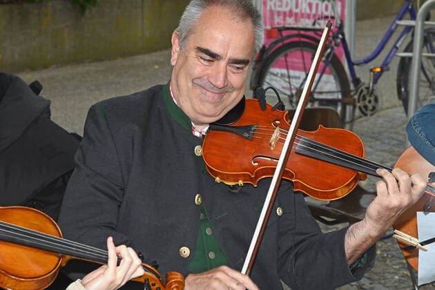 Zweiter von vier Teilen der Veranstaltung Hausmusikroas , mit heimischen Volksmusikanten, auf Plätzen des Ortes Gmunden, im oberösterreichischen Salzkammergut, im Rahmen der Salzkammergut Festwochen Gmunden 2021, am 12.06.21. Das Bild zeigt einen Geiger der Köcker Musi am Museumsplatz in Gmunden 2021 - Zweiter von vier Teilen der Veranstaltung Hausmusikroas , mit heimischen Volksmusikanten, auf Plätzen des Ortes Gmunden, im oberösterreichischen Salzkammergut, im Rahmen der Salzkammergut Festwochen Gmunden 2021, am 12.06.21.