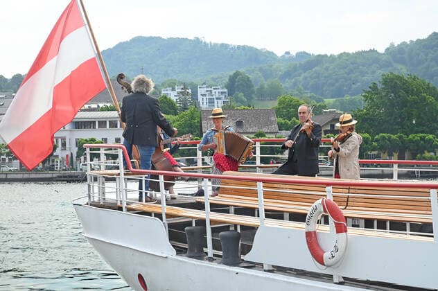 Zweiter von vier Teilen der Veranstaltung Hausmusikroas , mit heimischen Volksmusikanten, auf Plätzen des Ortes Gmunden, im oberösterreichischen Salzkammergut, im Rahmen der Salzkammergut Festwochen Gmunden 2021, am 12.06.21. Das Bild zeigt die Köcker Musi auf dem Dampfschiff Gisela am Traunsee im oberösterreichischen Salzkammergut 2021 - Zweiter von vier Teilen der Veranstaltung Hausmusikroas , mit heimischen Volksmusikanten, auf Plätzen des Ortes Gmunden, im oberösterreichischen Salzkammergut, im Rahmen der Salzkammergut Festwochen Gmunden 2021, am 12.06.21.