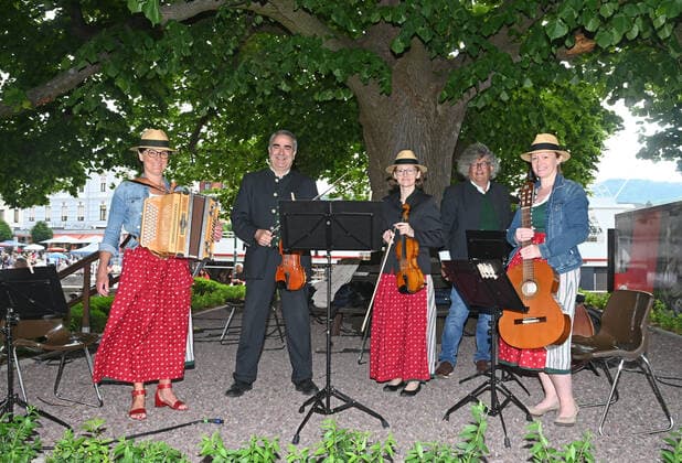 Zweiter von vier Teilen der Veranstaltung Hausmusikroas , mit heimischen Volksmusikanten, auf Plätzen des Ortes Gmunden, im oberösterreichischen Salzkammergut, im Rahmen der Salzkammergut Festwochen Gmunden 2021, am 12.06.21. Das Bild zeigt die Köcker Musi aus Ohlsdorf, unter der Schillerlinde in Gmunden 2021 - Zweiter von vier Teilen der Veranstaltung Hausmusikroas , mit heimischen Volksmusikanten, auf Plätzen des Ortes Gmunden, im oberösterreichischen Salzkammergut, im Rahmen der Salzkammergut Festwochen Gmunden 2021, am 12.06.21.