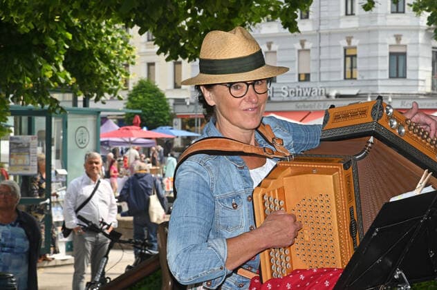 Zweiter von vier Teilen der Veranstaltung Hausmusikroas , mit heimischen Volksmusikanten, auf Plätzen des Ortes Gmunden, im oberösterreichischen Salzkammergut, im Rahmen der Salzkammergut Festwochen Gmunden 2021, am 12.06.21. Das Bild zeigt eine Harmonikaspielerin der Köcker Musi aus Ohlsdorf, unter der Schillerlinde in Gmunden 2021 - Zweiter von vier Teilen der Veranstaltung Hausmusikroas , mit heimischen Volksmusikanten, auf Plätzen des Ortes Gmunden, im oberösterreichischen Salzkammergut, im Rahmen der Salzkammergut Festwochen Gmunden 2021, am 12.06.21.