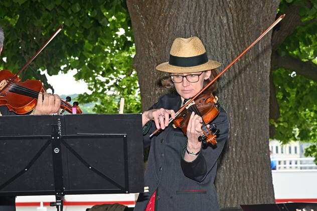 Zweiter von vier Teilen der Veranstaltung Hausmusikroas , mit heimischen Volksmusikanten, auf Plätzen des Ortes Gmunden, im oberösterreichischen Salzkammergut, im Rahmen der Salzkammergut Festwochen Gmunden 2021, am 12.06.21. Das Bild zeigt eine Geigerin der Köcker Musi aus Ohlsdorf, unter der Schillerlinde in Gmunden 2021 - Zweiter von vier Teilen der Veranstaltung Hausmusikroas , mit heimischen Volksmusikanten, auf Plätzen des Ortes Gmunden, im oberösterreichischen Salzkammergut, im Rahmen der Salzkammergut Festwochen Gmunden 2021, am 12.06.21.
