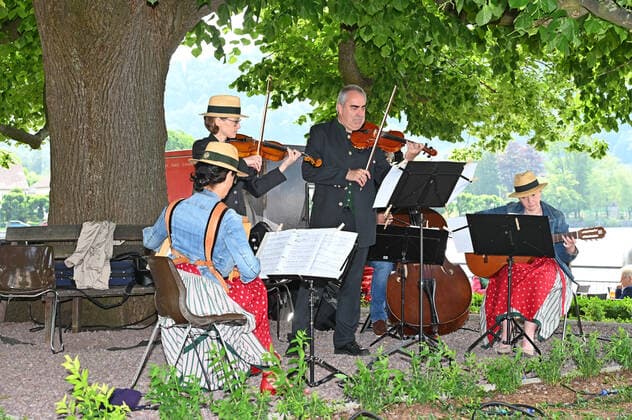 Zweiter von vier Teilen der Veranstaltung Hausmusikroas , mit heimischen Volksmusikanten, auf Plätzen des Ortes Gmunden, im oberösterreichischen Salzkammergut, im Rahmen der Salzkammergut Festwochen Gmunden 2021, am 12.06.21. Das Bild zeigt die Köcker Musi aus Ohlsdorf, unter der Schillerlinde in Gmunden 2021 - Zweiter von vier Teilen der Veranstaltung Hausmusikroas , mit heimischen Volksmusikanten, auf Plätzen des Ortes Gmunden, im oberösterreichischen Salzkammergut, im Rahmen der Salzkammergut Festwochen Gmunden 2021, am 12.06.21.
