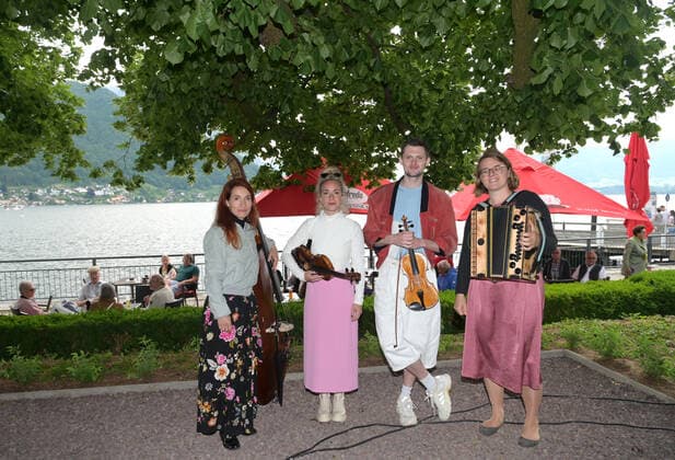 Zweiter von vier Teilen der Veranstaltung Hausmusikroas , mit heimischen Volksmusikanten, auf Plätzen des Ortes Gmunden, im oberösterreichischen Salzkammergut, im Rahmen der Salzkammergut Festwochen Gmunden 2021, am 12.06.21. Das Bild zeigt Mitglieder der Volksmusikgruppe Alma, unter der Schillerlinde in Gmunden. v.l.n.r.: Marlene Lacherstorfer, Julia Lacherstorfer, Matteo Haitzmann, N.N. 2021 - Zweiter von vier Teilen der Veranstaltung Hausmusikroas , mit heimischen Volksmusikanten, auf Plätzen des Ortes Gmunden, im oberösterreichischen Salzkammergut, im Rahmen der Salzkammergut Festwochen Gmunden 2021, am 12.06.21.