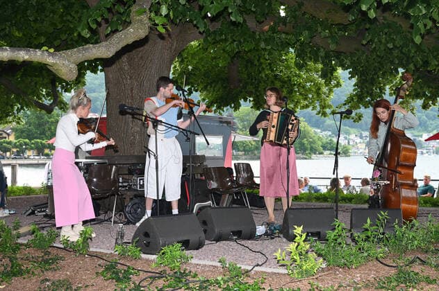 Zweiter von vier Teilen der Veranstaltung Hausmusikroas , mit heimischen Volksmusikanten, auf Plätzen des Ortes Gmunden, im oberösterreichischen Salzkammergut, im Rahmen der Salzkammergut Festwochen Gmunden 2021, am 12.06.21. Das Bild zeigt Mitglieder der Volksmusikgruppe Alma, unter der Schillerlinde in Gmunden. v.l.n.r.: Julia Lacherstorfer, Matteo Haitzmann, Marlene Lacherstorfer, N.N. 2021 - Zweiter von vier Teilen der Veranstaltung Hausmusikroas , mit heimischen Volksmusikanten, auf Plätzen des Ortes Gmunden, im oberösterreichischen Salzkammergut, im Rahmen der Salzkammergut Festwochen Gmunden 2021, am 12.06.21.