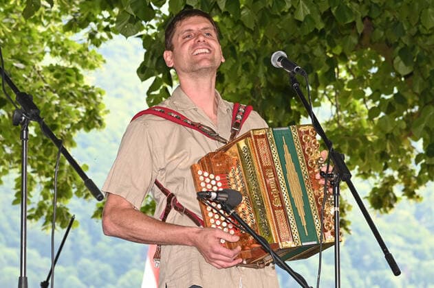 Zweiter von vier Teilen der Veranstaltung Hausmusikroas , mit heimischen Volksmusikanten, auf Plätzen des Ortes Gmunden, im oberösterreichischen Salzkammergut, im Rahmen der Salzkammergut Festwochen Gmunden 2021, am 12.06.21. Das Bild zeigt den Harmonikaspieler der Volksmusikgruppe Maschanska unter der Schillerlinde auf der Gmundner Esplanade. 2021 - Zweiter von vier Teilen der Veranstaltung Hausmusikroas , mit heimischen Volksmusikanten, auf Plätzen des Ortes Gmunden, im oberösterreichischen Salzkammergut, im Rahmen der Salzkammergut Festwochen Gmunden 2021, am 12.06.21.