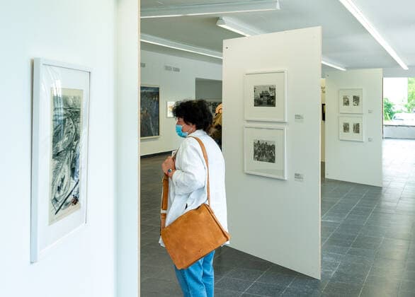 GER Brandenburg Eisenhüttenstadt - Stadtporträt ( eine der ersten großen Industriestädte der DDR für die Stahlindustrie Stahlgewinnung ) der Baustil - der auch als Stalinstadt im Sommer 1950 zusammen mit dem Eisenhüttenwerk als Wohnstadt des EKO - Eisenhüttenkombinat Ost bekannt gewordenen modernen Stadt an der Oder - ist geprägt von Bauten aus der den frühen 60 igern und modernen Elementen die mit Stahl verbunden sind - hier in der ersten Kaufhalle - die als Kunsthalle genutzt wird und gegenwärtig die Expo - Druschba - über die Erbauer von Abschnitten der größten Erdgasleitung zeigt Jürgen Männel 12.06.21