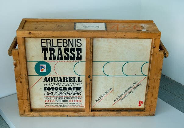 GER Brandenburg Eisenhüttenstadt - Stadtporträt ( eine der ersten großen Industriestädte der DDR für die Stahlindustrie Stahlgewinnung ) der Baustil - der auch als Stalinstadt im Sommer 1950 zusammen mit dem Eisenhüttenwerk als Wohnstadt des EKO - Eisenhüttenkombinat Ost bekannt gewordenen modernen Stadt an der Oder - ist geprägt von Bauten aus der den frühen 60 igern und modernen Elementen die mit Stahl verbunden sind - hier in der ersten Kaufhalle - die als Kunsthalle genutzt wird und gegenwärtig die Expo - Druschba - über die Erbauer von Abschnitten der größten Erdgasleitung zeigt Jürgen Männel 12.06.21
