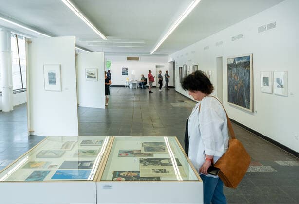 GER Brandenburg Eisenhüttenstadt - Stadtporträt ( eine der ersten großen Industriestädte der DDR für die Stahlindustrie Stahlgewinnung ) der Baustil - der auch als Stalinstadt im Sommer 1950 zusammen mit dem Eisenhüttenwerk als Wohnstadt des EKO - Eisenhüttenkombinat Ost bekannt gewordenen modernen Stadt an der Oder - ist geprägt von Bauten aus der den frühen 60 igern und modernen Elementen die mit Stahl verbunden sind - hier in der ersten Kaufhalle - die als Kunsthalle genutzt wird und gegenwärtig die Expo - Druschba - über die Erbauer von Abschnitten der größten Erdgasleitung zeigt Jürgen Männel 12.06.21