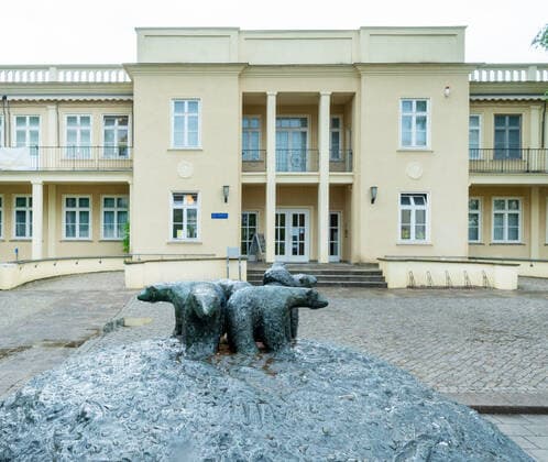 GER Brandenburg Eisenhüttenstadt - Stadtporträt ( eine der ersten großen Industriestädte der DDR für die Stahlindustrie Stahlgewinnung ) der Baustil - der auch als Stalinstadt im Sommer 1950 zusammen mit dem Eisenhüttenwerk als Wohnstadt des EKO - Eisenhüttenkombinat Ost bekannt gewordenen modernen Stadt an der Oder - ist geprägt von Bauten aus der den frühen 60 igern und modernen Elementen die mit Stahl verbunden sind - hier Museum Utopie und Wirklichkeit - mit Exponaten aus dem DDR Alltag - DDR Museum auf der Erich Weinert Strasse Exponate aus den 70 igern hier ein Fenstfries mit Motiven aus dem Alltag Jürgen Männel 12.06.21