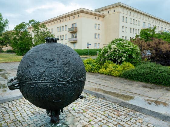 GER Brandenburg Eisenhüttenstadt - Stadtporträt ( eine der ersten großen Industriestädte der DDR für die Stahlindustrie Stahlgewinnung ) der Baustil - der auch als Stalinstadt im Sommer 1950 zusammen mit dem Eisenhüttenwerk als Wohnstadt des EKO - Eisenhüttenkombinat Ost bekannt gewordenen modernen Stadt an der Oder - ist geprägt von Bauten aus der den frühen 60 igern und modernen Elementen die mit Stahl verbunden sind - hier Jürgen Männel 12.06.21