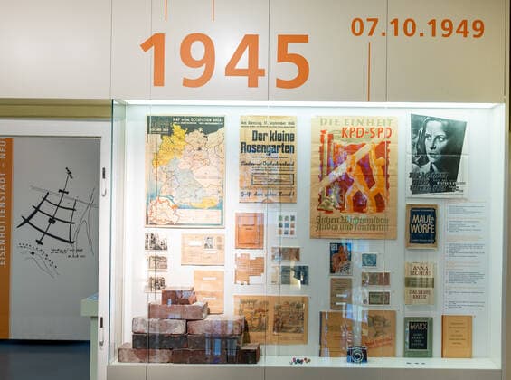 GER Brandenburg Eisenhüttenstadt - Stadtporträt ( eine der ersten großen Industriestädte der DDR für die Stahlindustrie Stahlgewinnung ) der Baustil - der auch als Stalinstadt im Sommer 1950 zusammen mit dem Eisenhüttenwerk als Wohnstadt des EKO - Eisenhüttenkombinat Ost bekannt gewordenen modernen Stadt an der Oder - ist geprägt von Bauten aus der den frühen 60 igern und modernen Elementen die mit Stahl verbunden sind - hier Jürgen Männel 12.06.21
