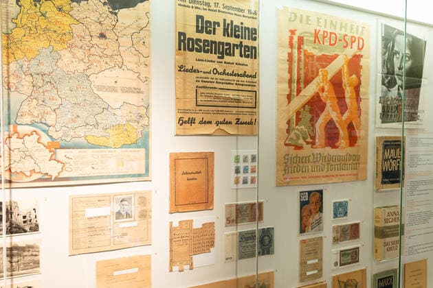 GER Brandenburg Eisenhüttenstadt - Stadtporträt ( eine der ersten großen Industriestädte der DDR für die Stahlindustrie Stahlgewinnung ) der Baustil - der auch als Stalinstadt im Sommer 1950 zusammen mit dem Eisenhüttenwerk als Wohnstadt des EKO - Eisenhüttenkombinat Ost bekannt gewordenen modernen Stadt an der Oder - ist geprägt von Bauten aus der den frühen 60 igern und modernen Elementen die mit Stahl verbunden sind - hier Jürgen Männel 12.06.21