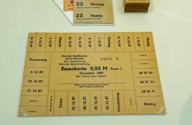GER Brandenburg Eisenhüttenstadt - Stadtporträt ( eine der ersten großen Industriestädte der DDR für die Stahlindustrie Stahlgewinnung ) der Baustil - der auch als Stalinstadt im Sommer 1950 zusammen mit dem Eisenhüttenwerk als Wohnstadt des EKO - Eisenhüttenkombinat Ost bekannt gewordenen modernen Stadt an der Oder - ist geprägt von Bauten aus der den frühen 60 igern und modernen Elementen die mit Stahl verbunden sind - hier Museum Utopie und Wirklichkeit - mit Exponaten aus dem DDR Alltag - DDR Museum auf der Erich Weinert Strasse Exponate Essenskarte mit Essenmarke Jürgen Männel 12.06.21