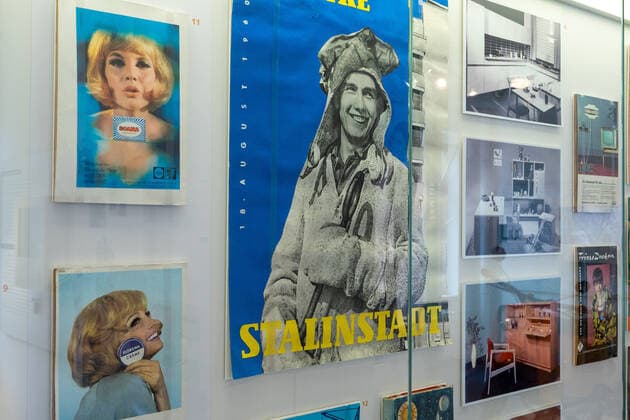 GER Brandenburg Eisenhüttenstadt - Stadtporträt ( eine der ersten großen Industriestädte der DDR für die Stahlindustrie Stahlgewinnung ) der Baustil - der auch als Stalinstadt im Sommer 1950 zusammen mit dem Eisenhüttenwerk als Wohnstadt des EKO - Eisenhüttenkombinat Ost bekannt gewordenen modernen Stadt an der Oder - ist geprägt von Bauten aus der den frühen 60 igern und modernen Elementen die mit Stahl verbunden sind - hier Museum Utopie und Wirklichkeit - mit Exponaten aus dem DDR Alltag - DDR Museum auf der Erich Weinert Strasse Exponate aus den 70 igern - Werbeplakate Jürgen Männel 12.06.21