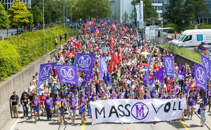 News Bilder des Tages Zug, Schweiz - 13. Juni 2021: In Zug in der Innerschweiz demonstrieren weit mehr als 10 000 Menschen gegen das Covid-19 Gesetz, sowie das Polizeimassnahmegesetz (PTM) über welches heute abgestimmt wird. Es wird damit gerechnet, das beide Vorlagen vom Volk angenommen wird, da das Interesse an wahrheitsgetreuen Informationen in der Schweiz seit Beginn der Covid-19 Pandemie stark abgenommen hat. Die Polizei ist mit einem unverhältnismässigen Aufgebot vor Ort. Die Stimmung ist friedlich.