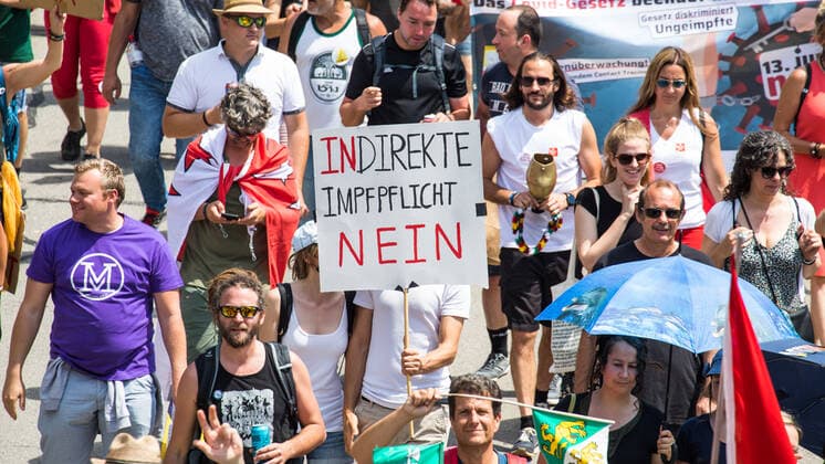 Zug, Schweiz - 13. Juni 2021: In Zug in der Innerschweiz demonstrieren weit mehr als 10 000 Menschen gegen das Covid-19 Gesetz, sowie das Polizeimassnahmegesetz (PTM) über welches heute abgestimmt wird. Es wird damit gerechnet, das beide Vorlagen vom Volk angenommen wird, da das Interesse an wahrheitsgetreuen Informationen in der Schweiz seit Beginn der Covid-19 Pandemie stark abgenommen hat. Die Polizei ist mit einem unverhältnismässigen Aufgebot vor Ort. Die Stimmung ist friedlich.