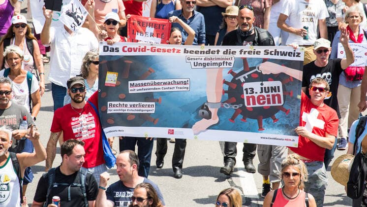Zug, Schweiz - 13. Juni 2021: In Zug in der Innerschweiz demonstrieren weit mehr als 10 000 Menschen gegen das Covid-19 Gesetz, sowie das Polizeimassnahmegesetz (PTM) über welches heute abgestimmt wird. Es wird damit gerechnet, das beide Vorlagen vom Volk angenommen wird, da das Interesse an wahrheitsgetreuen Informationen in der Schweiz seit Beginn der Covid-19 Pandemie stark abgenommen hat. Die Polizei ist mit einem unverhältnismässigen Aufgebot vor Ort. Die Stimmung ist friedlich.