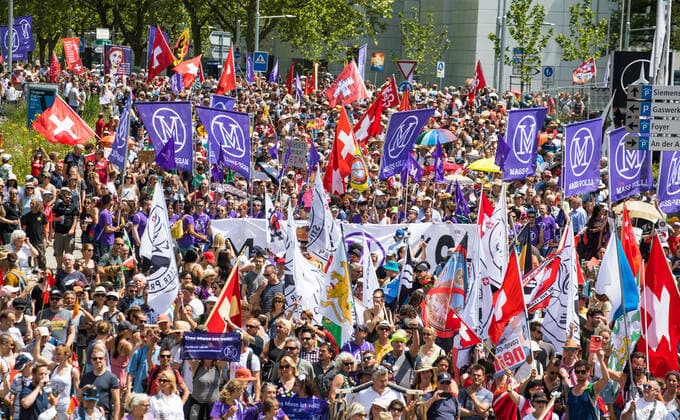 Zug, Schweiz - 13. Juni 2021: In Zug in der Innerschweiz demonstrieren weit mehr als 10 000 Menschen gegen das Covid-19 Gesetz, sowie das Polizeimassnahmegesetz (PTM) über welches heute abgestimmt wird. Es wird damit gerechnet, das beide Vorlagen vom Volk angenommen wird, da das Interesse an wahrheitsgetreuen Informationen in der Schweiz seit Beginn der Covid-19 Pandemie stark abgenommen hat. Die Polizei ist mit einem unverhältnismässigen Aufgebot vor Ort. Die Stimmung ist friedlich.