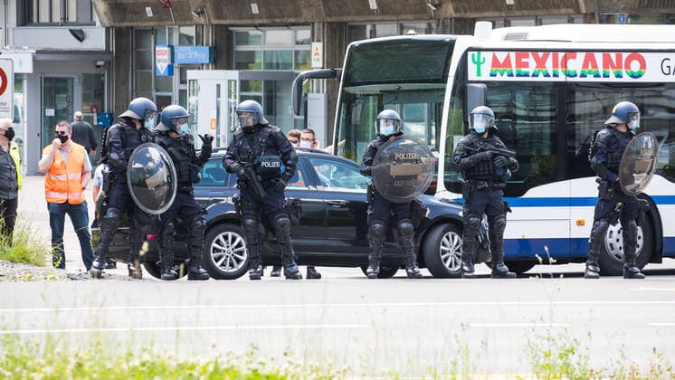 Zug, Schweiz - 13. Juni 2021: In Zug in der Innerschweiz demonstrieren weit mehr als 10 000 Menschen gegen das Covid-19 Gesetz, sowie das Polizeimassnahmegesetz (PTM) über welches heute abgestimmt wird. Es wird damit gerechnet, das beide Vorlagen vom Volk angenommen wird, da das Interesse an wahrheitsgetreuen Informationen in der Schweiz seit Beginn der Covid-19 Pandemie stark abgenommen hat. Die Polizei ist mit einem unverhältnismässigen Aufgebot vor Ort. Die Stimmung ist friedlich.