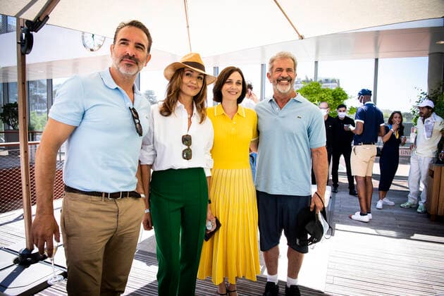 Entertainment Bilder des Tages Jean Dujardin - Nadia Fares - Nathalie Pechalat et Mel Gibson CELEBRITES : Internationaux de France Roland Garros 2021 - Finale Hommes - Paris - 13 06 2021 JBAutissier Panoramic 