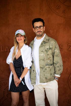 Jonathan Cohen et Giulietta Canzani Mora CELEBRITES : Internationaux de France Roland Garros 2021 - Finale Hommes - Paris - 13 06 2021 JBAutissier Panoramic 