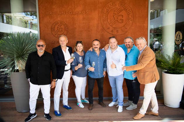 Francois Xavier Demaison posant avec des chefs etoile CELEBRITES : Internationaux de France Roland Garros 2021 - Finale Hommes - Paris - 13 06 2021 JBAutissier Panoramic 