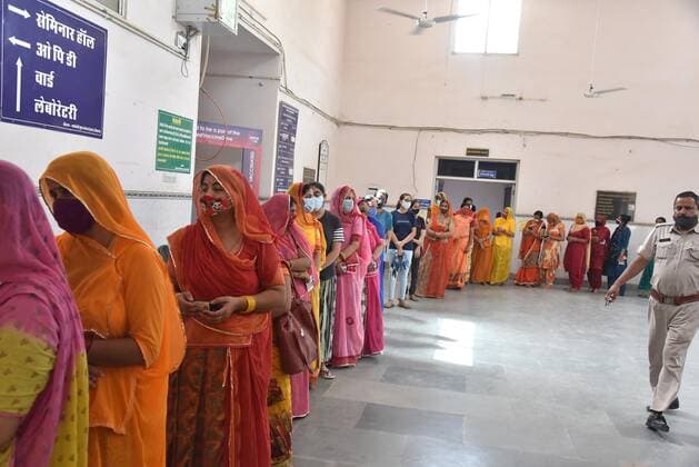 India: Women waiting in a long queue to be vaccinated Women waiting in a long queue to be covid-19 vaccinated in a special camp only for women arranged in Bikaner. Rajasthan India Copyright: DineshxGupta