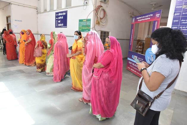 News Bilder des Tages India: Women waiting in a long queue to be vaccinated Women waiting in a long queue to be covid-19 vaccinated in a special camp only for women arranged in Bikaner. Rajasthan India Copyright: DineshxGupta