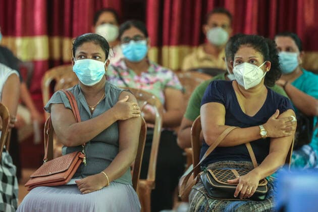 News Bilder des Tages Second dose of Russian Sputnik V covid-19 vaccine in Colombo Administering second dose of Russian Sputnik V Covid-19 vaccine in Colombo. Colombo Sri Lanka Copyright: SamanxAbesiriwardana
