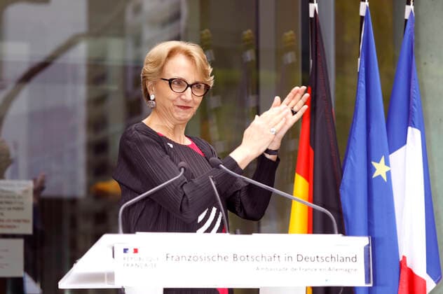 Anne-Marie Descotes bei der Verleihung des Ordre des Arts et des Lettres an Mariette Rissenbeek im Rahmen der Berlinale Summer Special 2021 71. Internationale Filmfestspiele Berlin in der französischen Botschaft. Berlin, 13.06.2021