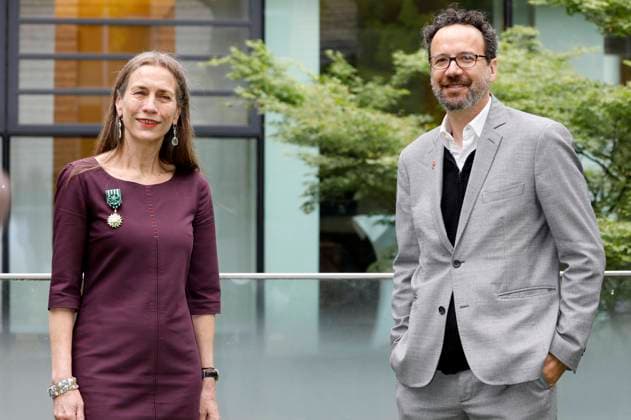 Mariette Rissenbeek und Carlo Chatrian bei der Verleihung des Ordre des Arts et des Lettres an Mariette Rissenbeek im Rahmen der Berlinale Summer Special 2021 71. Internationale Filmfestspiele Berlin in der französischen Botschaft. Berlin, 13.06.2021