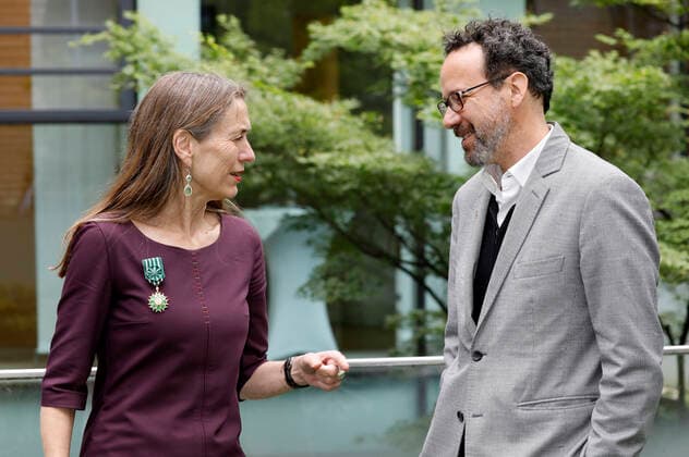 Mariette Rissenbeek und Carlo Chatrian bei der Verleihung des Ordre des Arts et des Lettres an Mariette Rissenbeek im Rahmen der Berlinale Summer Special 2021 71. Internationale Filmfestspiele Berlin in der französischen Botschaft. Berlin, 13.06.2021