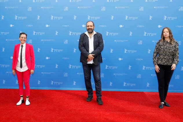 Albertina Carri, Orwa Nyrabia und Janna Ji Wonders bei der Ankunft zur Preisverleihung der Berlinale Summer Special 2021 71. Internationale Filmfestspiele Berlin im Freiluftkino Museumsinsel. Berlin, 13.06.2021