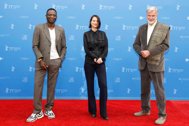 Azu Nwagbogu, Carmen Gray und Wieland Speck bei der Ankunft zur Preisverleihung der Berlinale Summer Special 2021 71. Internationale Filmfestspiele Berlin im Freiluftkino Museumsinsel. Berlin, 13.06.2021
