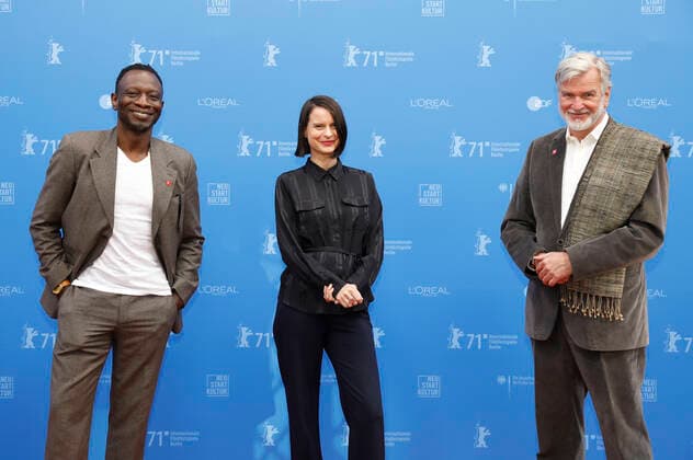 Azu Nwagbogu, Carmen Gray und Wieland Speck bei der Ankunft zur Preisverleihung der Berlinale Summer Special 2021 71. Internationale Filmfestspiele Berlin im Freiluftkino Museumsinsel. Berlin, 13.06.2021