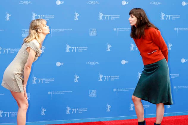 Dasha Nekrasova und Madeline Quinn bei der Ankunft zur Preisverleihung der Berlinale Summer Special 2021 71. Internationale Filmfestspiele Berlin im Freiluftkino Museumsinsel. Berlin, 13.06.2021