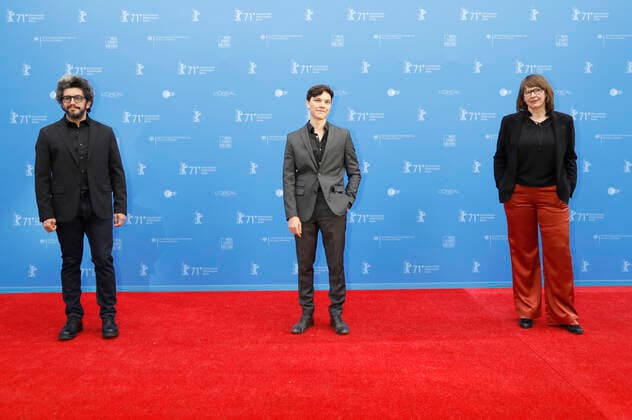 Basim Magdy, Sebastian Urzendowsky und Christine A. Maier bei der Ankunft zur Preisverleihung der Berlinale Summer Special 2021 71. Internationale Filmfestspiele Berlin im Freiluftkino Museumsinsel. Berlin, 13.06.2021