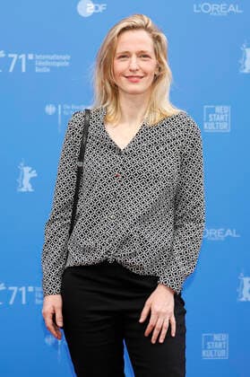 Sarah Blum bei der Ankunft zur Preisverleihung der Berlinale Summer Special 2021 71. Internationale Filmfestspiele Berlin im Freiluftkino Museumsinsel. Berlin, 13.06.2021