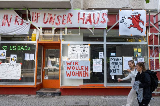 Anwohner des Wohnhauses in der Schönhauser Allee 135 im Berliner Stadtteil Prenzlauer Berg protestieren gegen den Verkauf Ihres Hauses. Sie fürchten eine Mietsteigerung, Luxussanieurng und Verdrängung. Residents of the apartment building at Schönhauser Allee 135 in Berlin s Prenzlauer Berg district are protesting against the sale of their house. They fear a rent increase, luxury renovation and displacement. Protest von Anwohnern gegen Hausverkauf *** Residents of the apartment building at Schönhauser Allee 135 in Berlin s Prenzlauer Berg district are protesting against the sale of their house They fear a rent increase, luxury renovation and displacement Residents of the apartment building at Schönhauser Allee 135 in Berlin s Prenzlauer Be