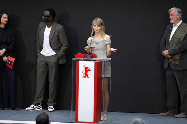 Dasha Nekrasova mit dem GWFF Preis für den besten Erstingsfilm The Scary of Sixty-First mit Carmen Gray, Azu Nwagbogu und Wieland Speck bei der Preisverleihung der Berlinale Summer Special 2021 71. Internationale Filmfestspiele Berlin im Freiluftkino Museumsinsel. Berlin, 13.06.2021