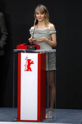 Dasha Nekrasova mit dem GWFF Preis für den besten Erstingsfilm The Scary of Sixty-First bei der Preisverleihung der Berlinale Summer Special 2021 71. Internationale Filmfestspiele Berlin im Freiluftkino Museumsinsel. Berlin, 13.06.2021