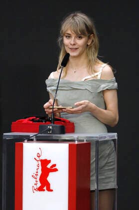Dasha Nekrasova mit dem GWFF Preis für den besten Erstingsfilm The Scary of Sixty-First bei der Preisverleihung der Berlinale Summer Special 2021 71. Internationale Filmfestspiele Berlin im Freiluftkino Museumsinsel. Berlin, 13.06.2021