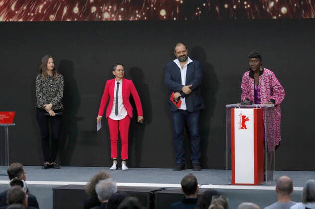Alice Diop mit dem Preis für den besten Dokumentarfilm Nous mit Janna Ji Wonders, Albertina Carri und Orwa Nyrabia bei der Preisverleihung der Berlinale Summer Special 2021 71. Internationale Filmfestspiele Berlin im Freiluftkino Museumsinsel. Berlin, 13.06.2021