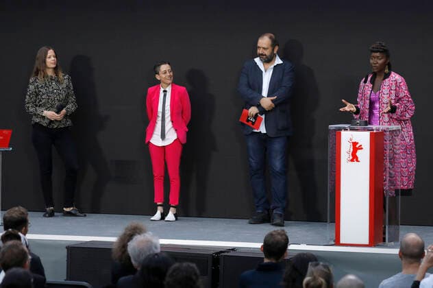 Alice Diop mit dem Preis für den besten Dokumentarfilm Nous mit Janna Ji Wonders, Albertina Carri und Orwa Nyrabia bei der Preisverleihung der Berlinale Summer Special 2021 71. Internationale Filmfestspiele Berlin im Freiluftkino Museumsinsel. Berlin, 13.06.2021