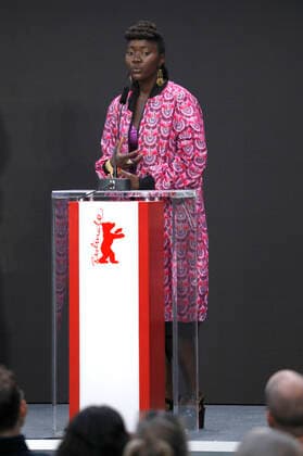 Alice Diop mit dem Preis für den besten Dokumentarfilm Nous bei der Preisverleihung der Berlinale Summer Special 2021 71. Internationale Filmfestspiele Berlin im Freiluftkino Museumsinsel. Berlin, 13.06.2021