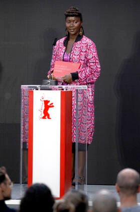 Alice Diop mit dem Preis für den besten Dokumentarfilm Nous bei der Preisverleihung der Berlinale Summer Special 2021 71. Internationale Filmfestspiele Berlin im Freiluftkino Museumsinsel. Berlin, 13.06.2021